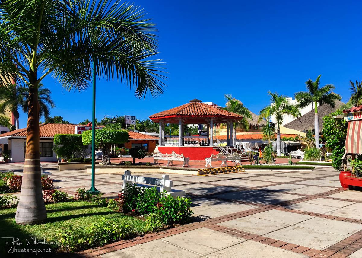 Gazebo at Plaza Z&oacute;calo, "El Kiosko" shopping center, Ixtapa