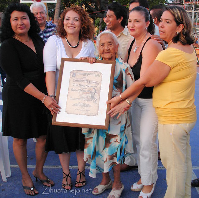Doña Cari recibe el Premio Civil Municipal Doña Cari recibe el Premio Civil Municipal
