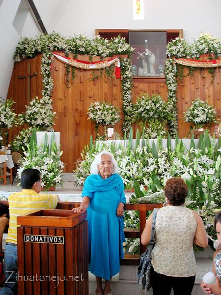 Do�a Cari en la iglesia de Tata Chuy